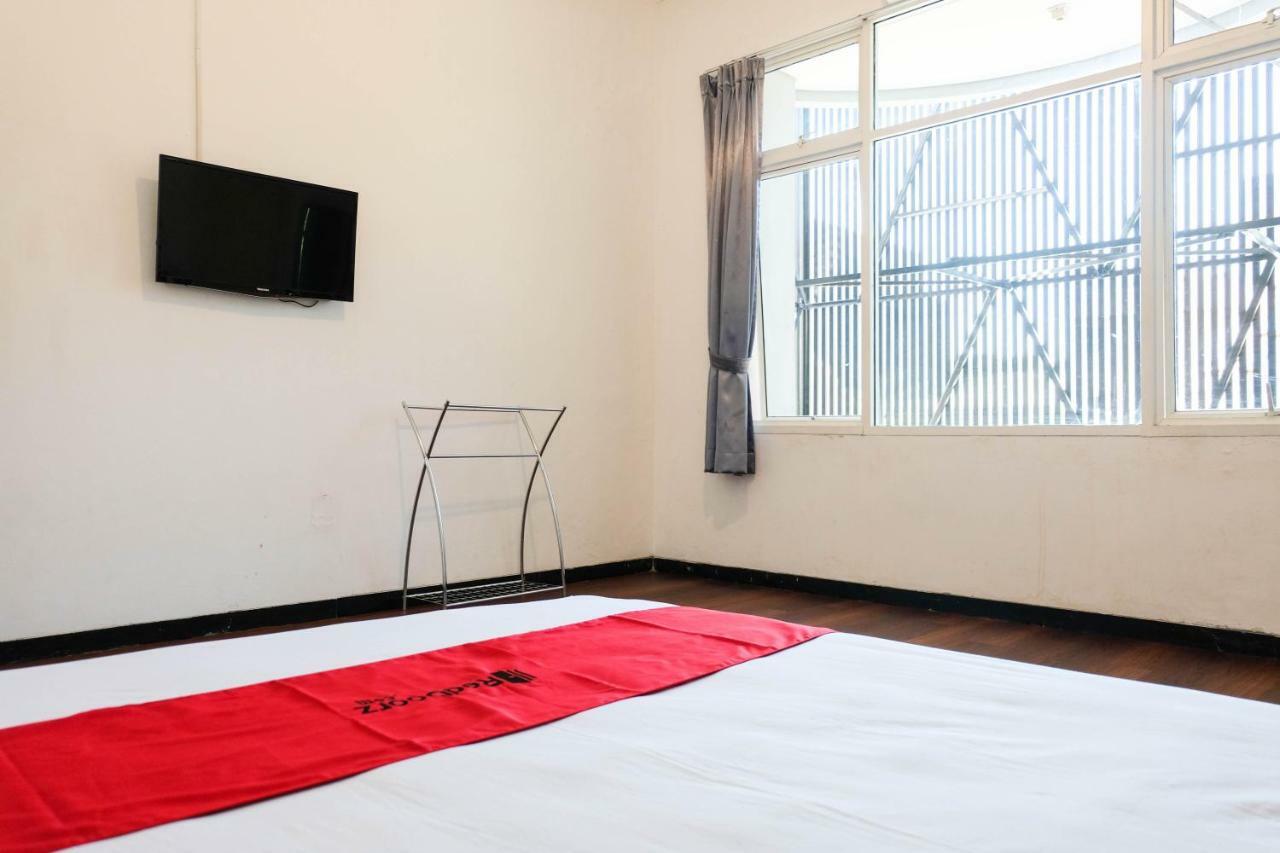 Hotel Reddoorz Near Ahmad Yani Airport 3 Semarang Exterior foto
